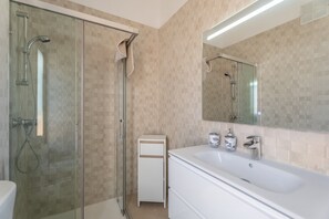 Shower, hair dryer, towels - Vacation Apartment 'Junto A La Piscina' with Mountain View, Wi-Fi and Air Conditioning (Costa del Silencio)