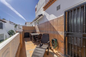 Outdoor dining - Vacation Apartment 'Junto A La Piscina' with Mountain View, Wi-Fi and Air Conditioning (Costa del Silencio)