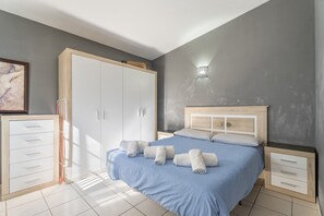 Een strijkplank/strijkijzer, wifi, beddengoed