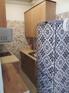 Fridge, microwave, oven, stovetop - Vacation Apartment 'Junto A La Piscina' with Mountain View, Wi-Fi and Air Conditioning (Costa del Silencio)