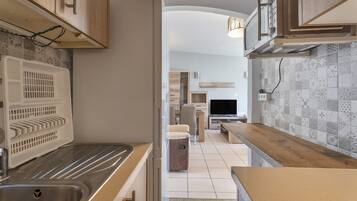 Een koelkast, een magnetron, een oven, een kookplaat