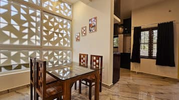 Deluxe Apartment, 2 Bedrooms, Air conditioning | In-room dining