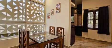 Apartamento luxo, 2 quartos, ar-condicionado | Opções para refeição no quarto