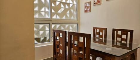 Odada yemek servisi