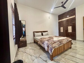 Bureau, espace de travail pour ordinateur portable, Wi-Fi gratuit