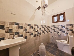 Douche, serviettes fournies, savon, shampoing