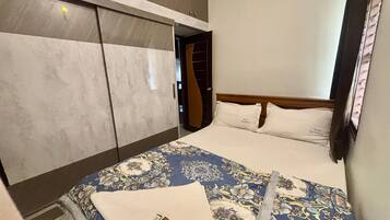 Desk, laptop workspace, free WiFi