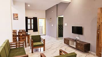 Deluxe Apartment, 2 Bedrooms, Air conditioning | Living area