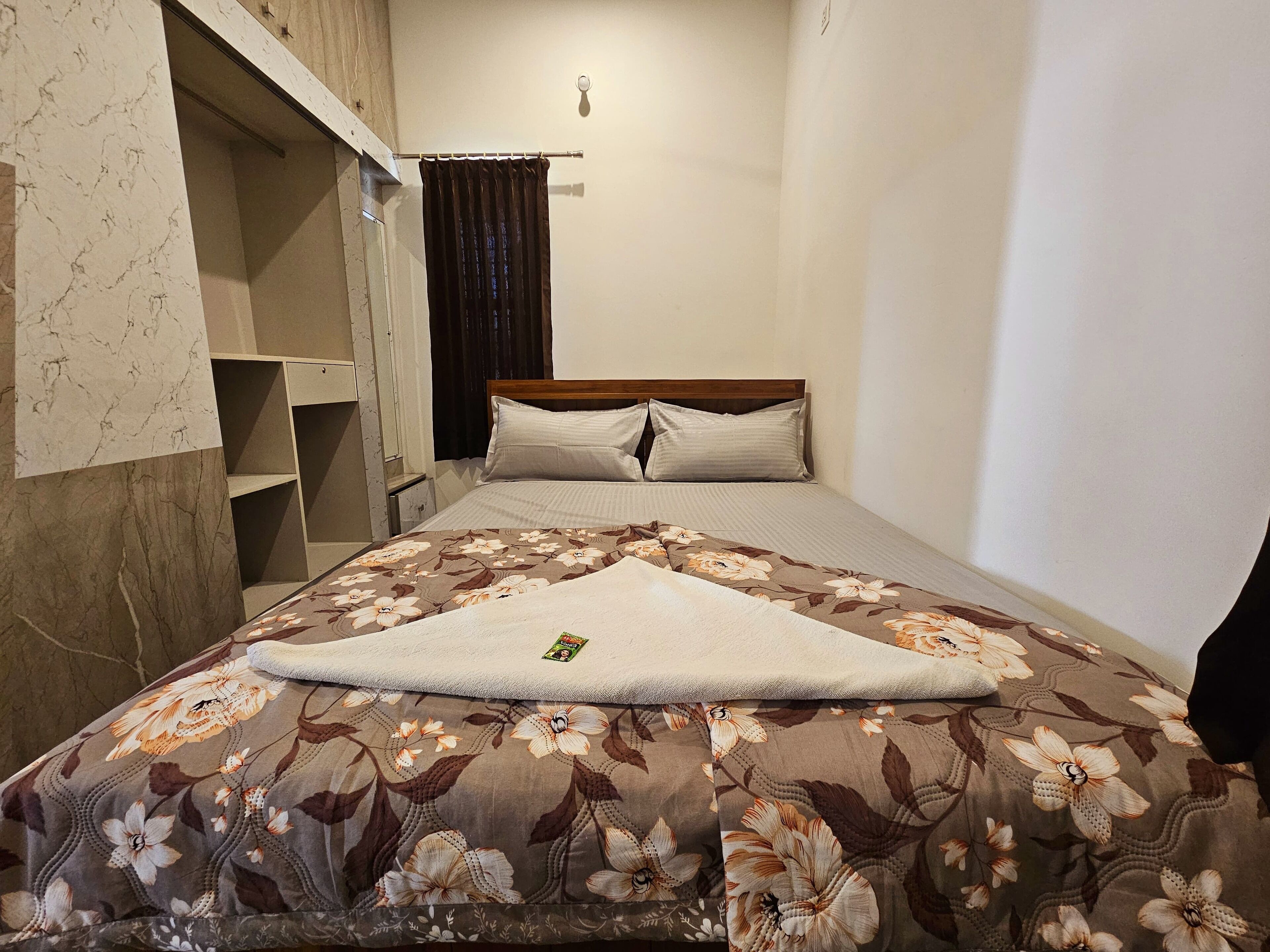 Desk, laptop workspace, free WiFi