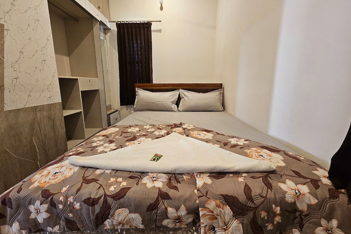 Bureau, espace de travail pour ordinateur portable, Wi-Fi gratuit