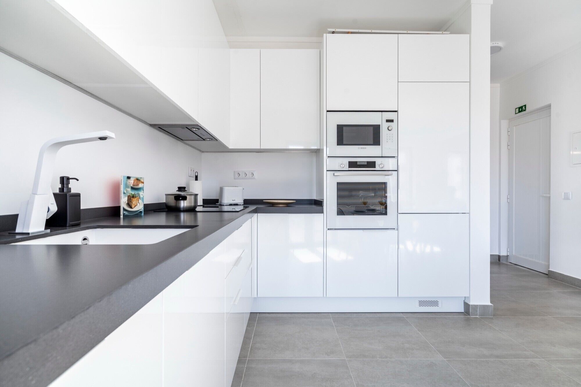 Réfrigérateur, micro-ondes, four, plaque de cuisson