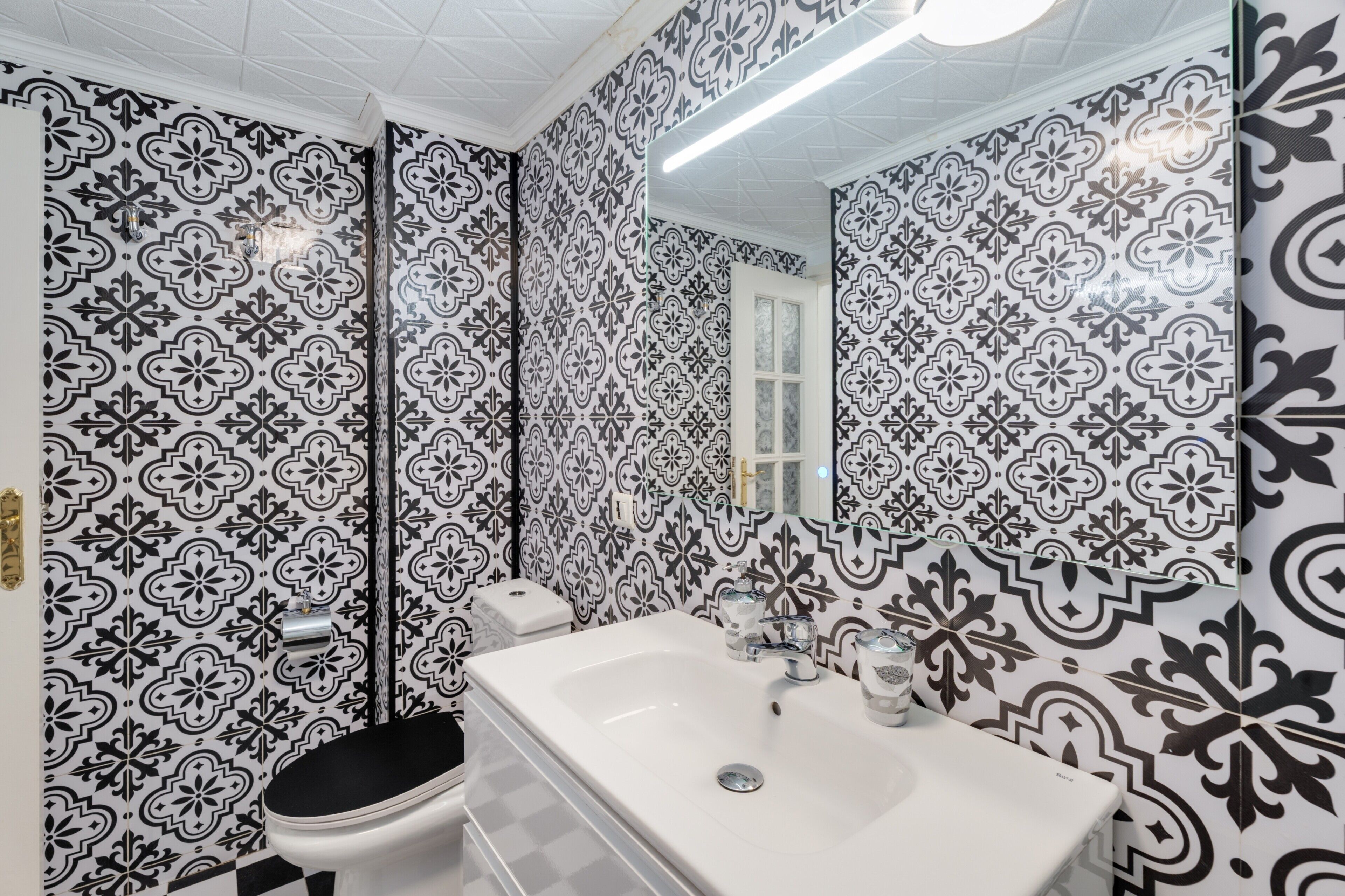 Dusj, hårføner og håndklær