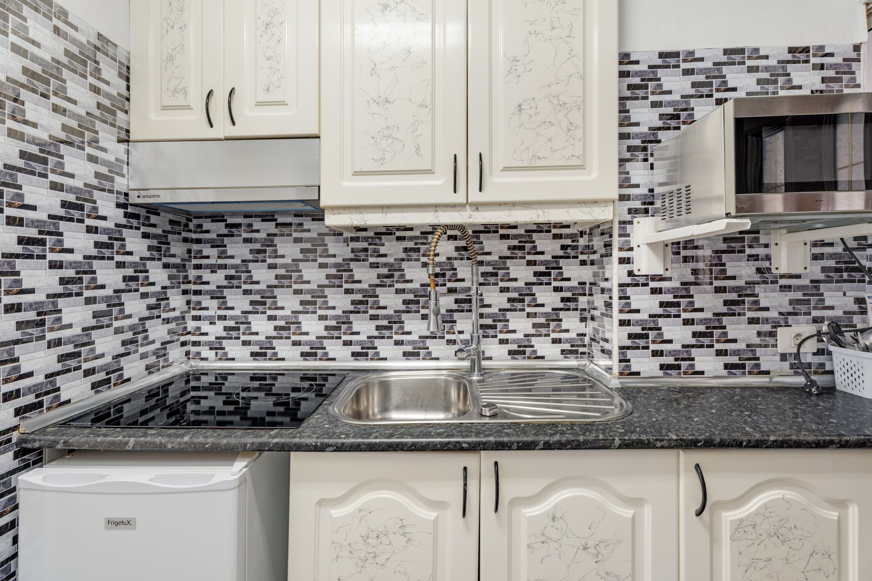 Kjøleskap, mikrobølgeovn, kokeplater og kaffetrakter/tekoker