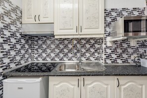 Kühlschrank, Mikrowelle, Herdplatte, Wasserkocher mit Kaffee-/Teezubehör