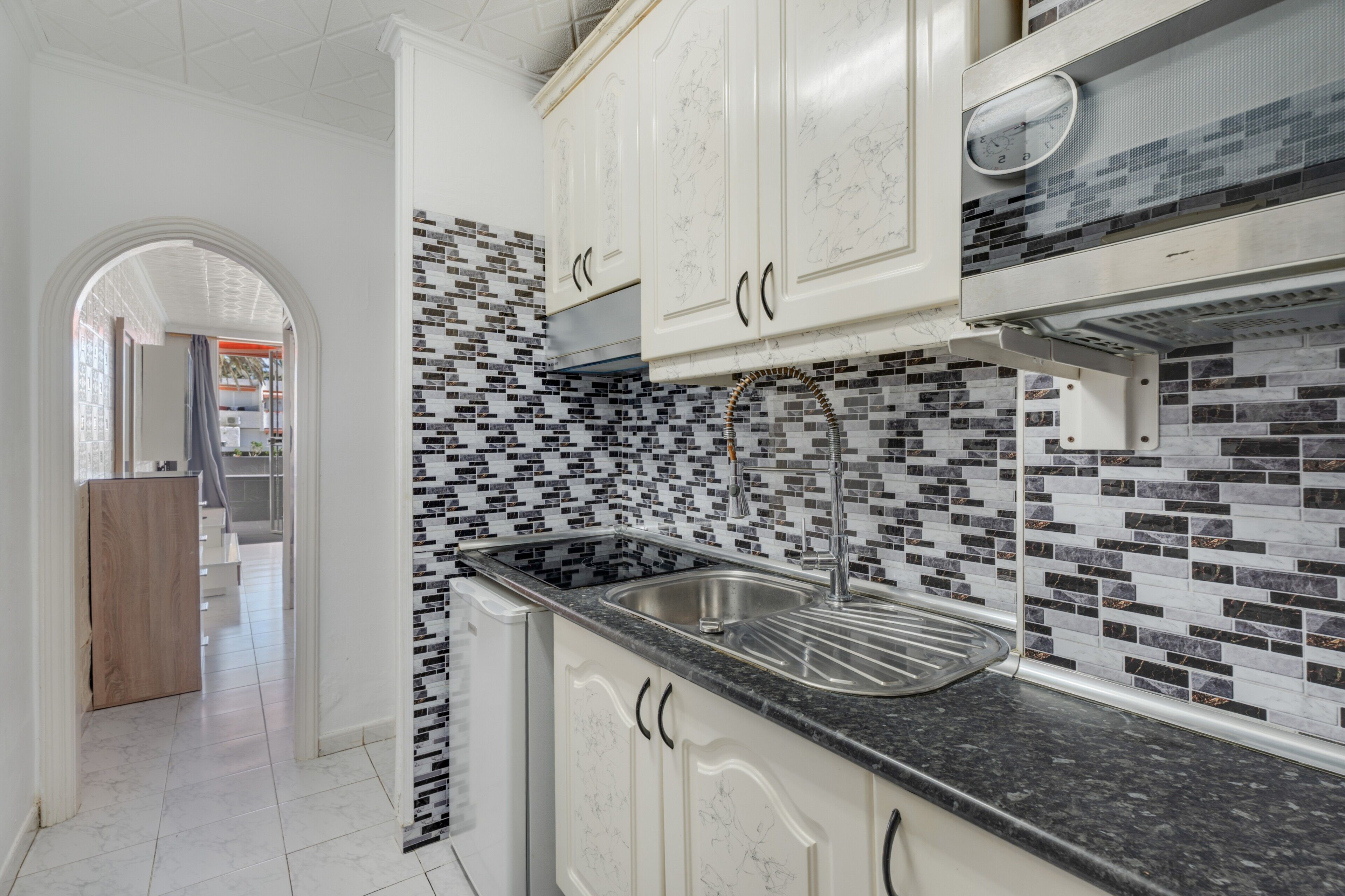 Kylskåp, mikrovågsugn, spishäll och kaffe- och tebryggare