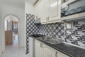 Køleskab, mikrobølgeovn, kogeplade, kaffe-/temaskine