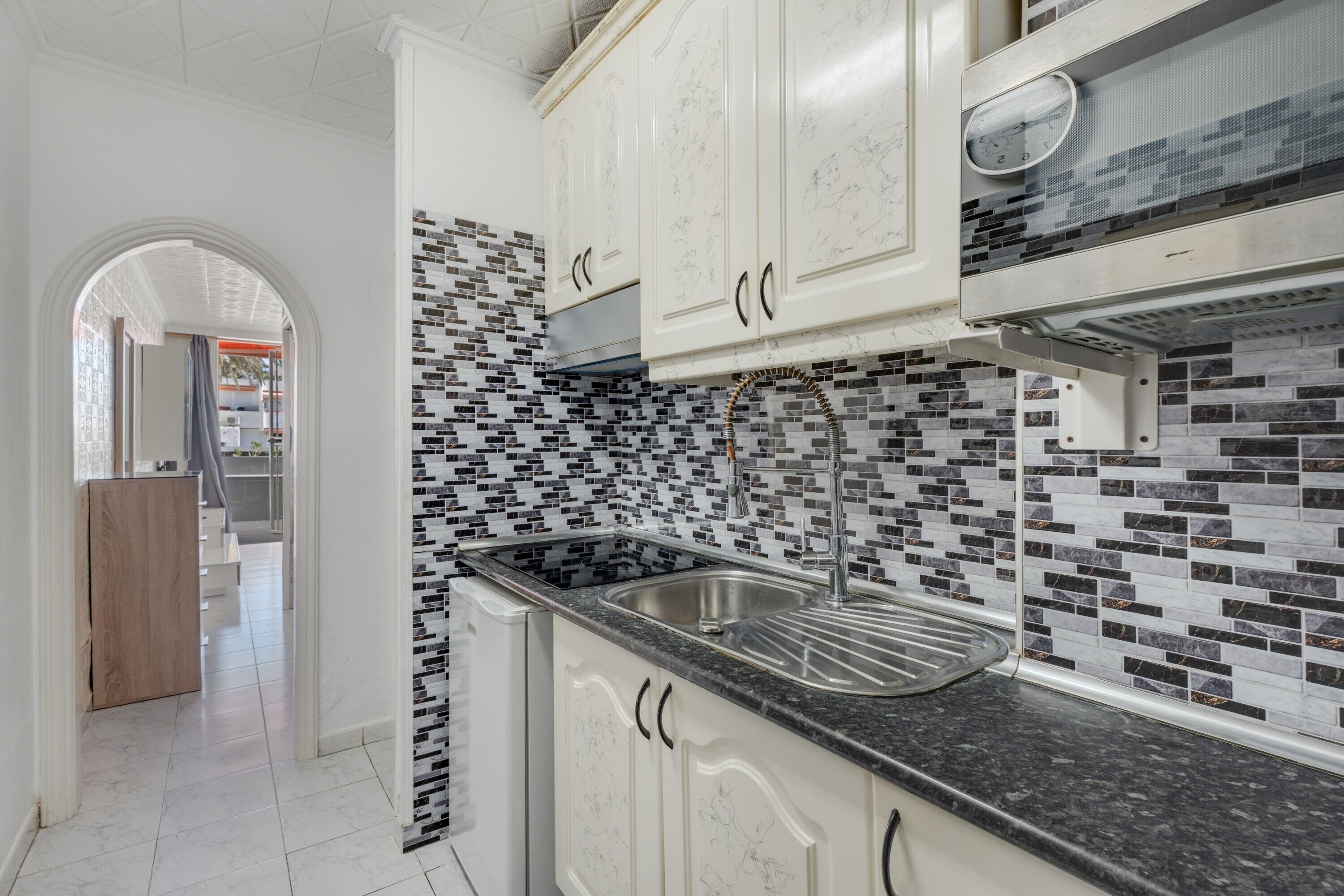 Refrigerador, microondas, parrilla de estufa y cafetera y tetera 