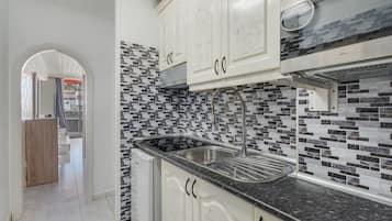 Refrigerador, microondas, parrilla de estufa y cafetera y tetera