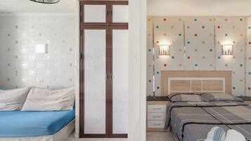 Tabla de planchar con plancha, wifi y ropa de cama