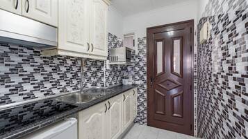 Een koelkast, een magnetron, een kookplaat