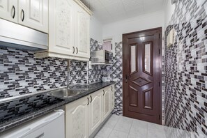 Geladeira, micro-ondas, cooktop, cafeteira/chaleira