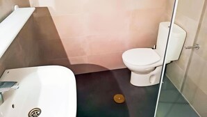 Apartment | Bathroom - Family Stay in Snowy Sierra Nevada (Monachil)