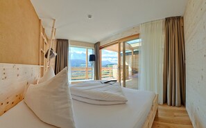 Room - Chalet 'Pennhof  Castanea 1' with Mountain View, Private Terrace and Wi-Fi (Barbian)