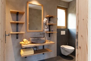 Doccia, asciugacapelli, asciugamani