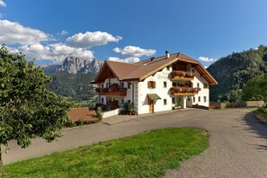 Exterior - Room 'Hotel Pennhof Laureus' with Mountain View, Shared Pool and Wi-Fi (Barbian)