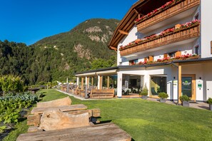 Outdoor dining - Room 'Hotel Pennhof Laureus' with Mountain View, Shared Pool and Wi-Fi (Barbian)