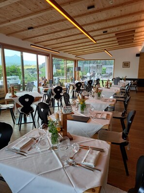 Dining - Apartment 'Hotel Pennhof' with Mountain View, Shared Pool and Wi-Fi (Barbian)