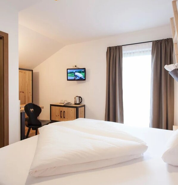 WiFi, bed sheets - Room 'Hotel Pennhof Rubis' with Mountain View, Shared Pool and Wi-Fi (Barbian)