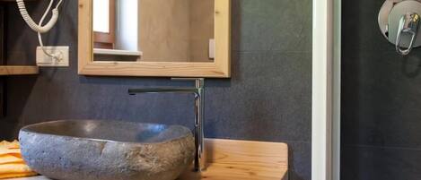 Dusch, hårtork och handdukar