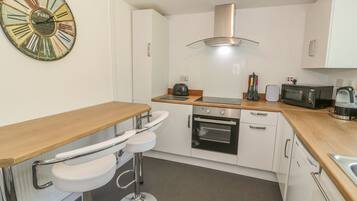 Fridge, dishwasher, cookware/dishes/utensils