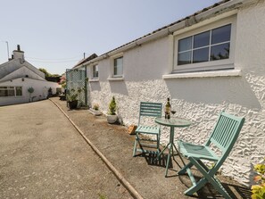 Outdoor dining - Falconers Cottage (Holyhead)