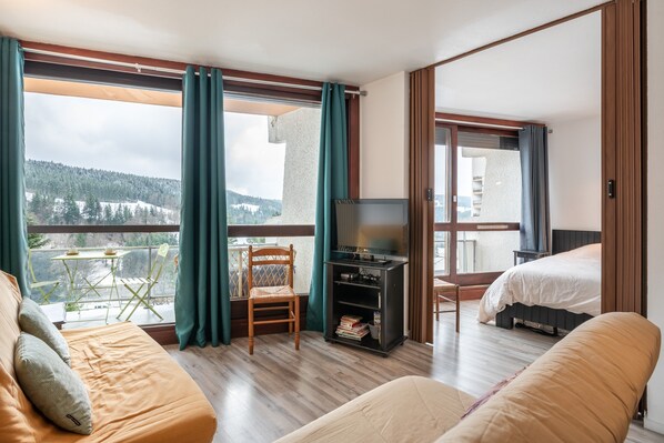 1 bedroom, bed sheets