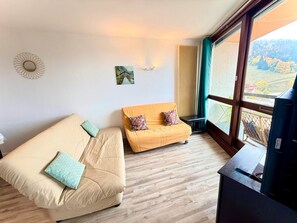 Living area - Holiday Home “Escapade Nature Ski Rando Farniente” with Mountain View & Balcony (Saint-Nizier-du-Moucherotte)