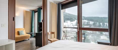 1 bedroom, bed sheets