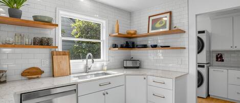 Mikrowelle, Ofen, Herdplatte, Geschirrspüler