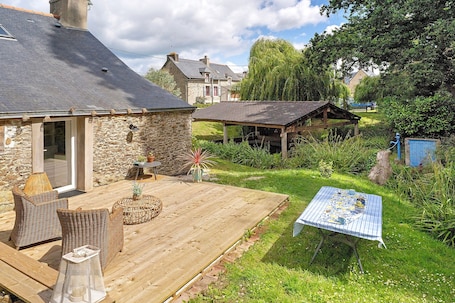 Terrace/patio. Charming Guest Rooms for a Getaway on the Banks of the Rance - Cale de Jouvente