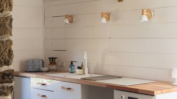 Jääkaappi, mikroaaltouuni, uuni, liesi