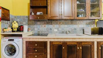 Frigorifero, microonde, piano cottura, macchina per tè/caffè