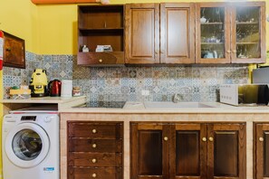 Frigorífico, microondas, placa de cocina y cafetera o tetera