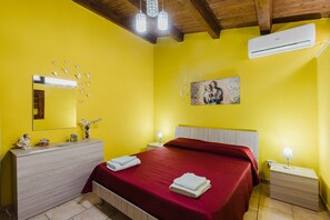 Tabla de planchar con plancha, wifi, ropa de cama