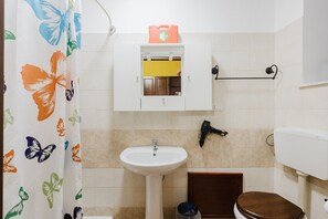 Douche, articles de toilette gratuits, sèche-cheveux