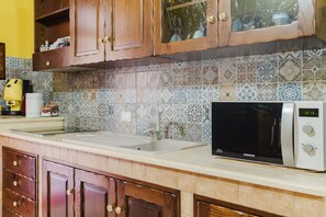 Fridge, microwave, stovetop, coffee/tea maker - Casa Le Tre G in Balestrate – Modern Apartment in the Heart of Sicily’s Coast (Balestrate)