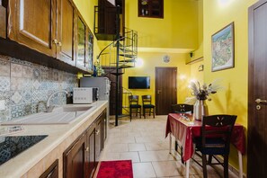 Fridge, microwave, stovetop, coffee/tea maker - Casa Le Tre G in Balestrate – Modern Apartment in the Heart of Sicily’s Coast (Balestrate)