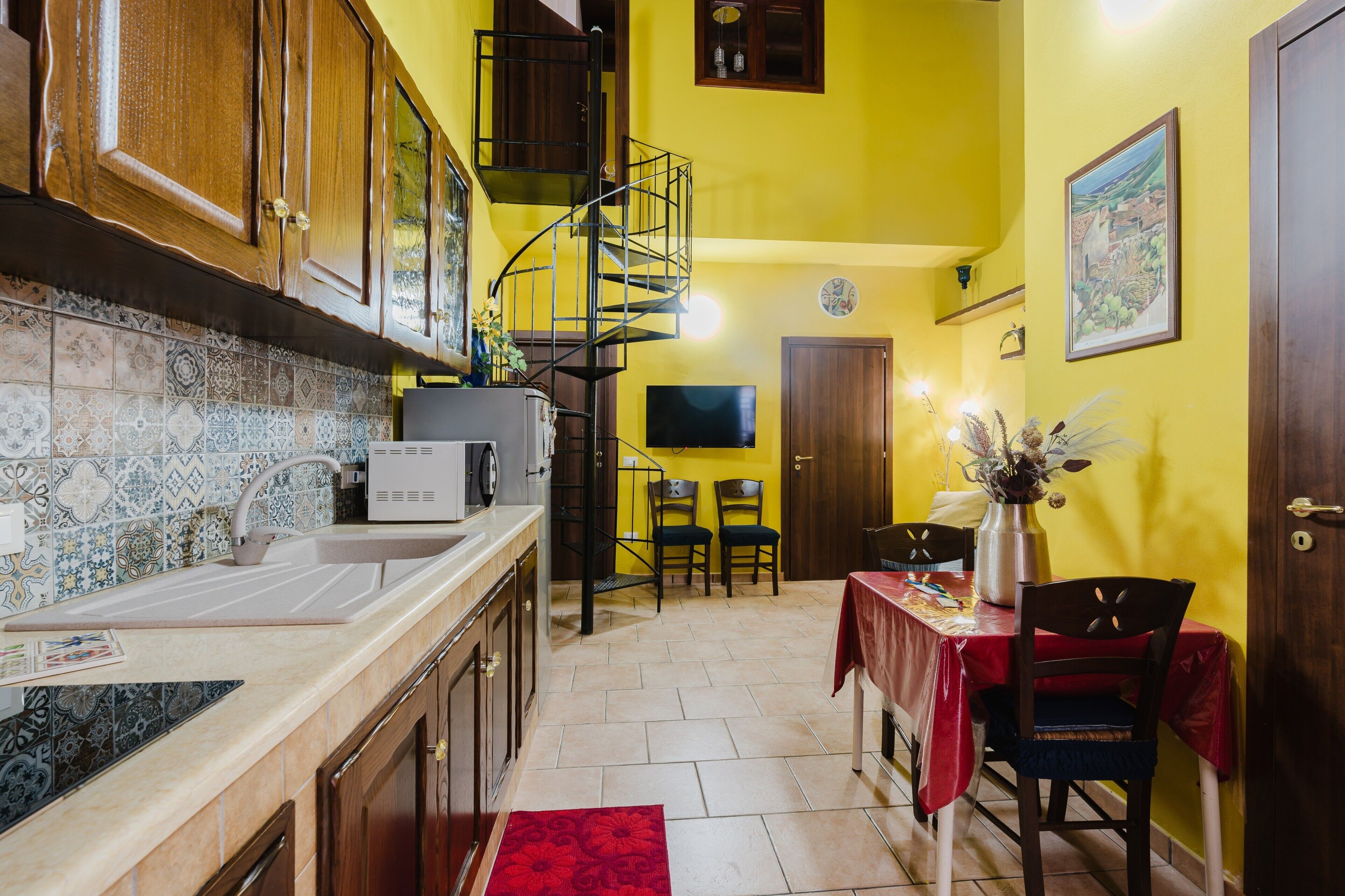 Frigorifero, microonde, piano cottura, macchina per tè/caffè