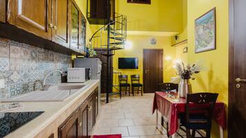 Frigorifero, microonde, piano cottura, macchina per tè/caffè