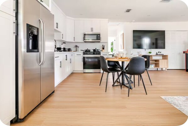 Frigorifero, microonde, forno, piano cottura